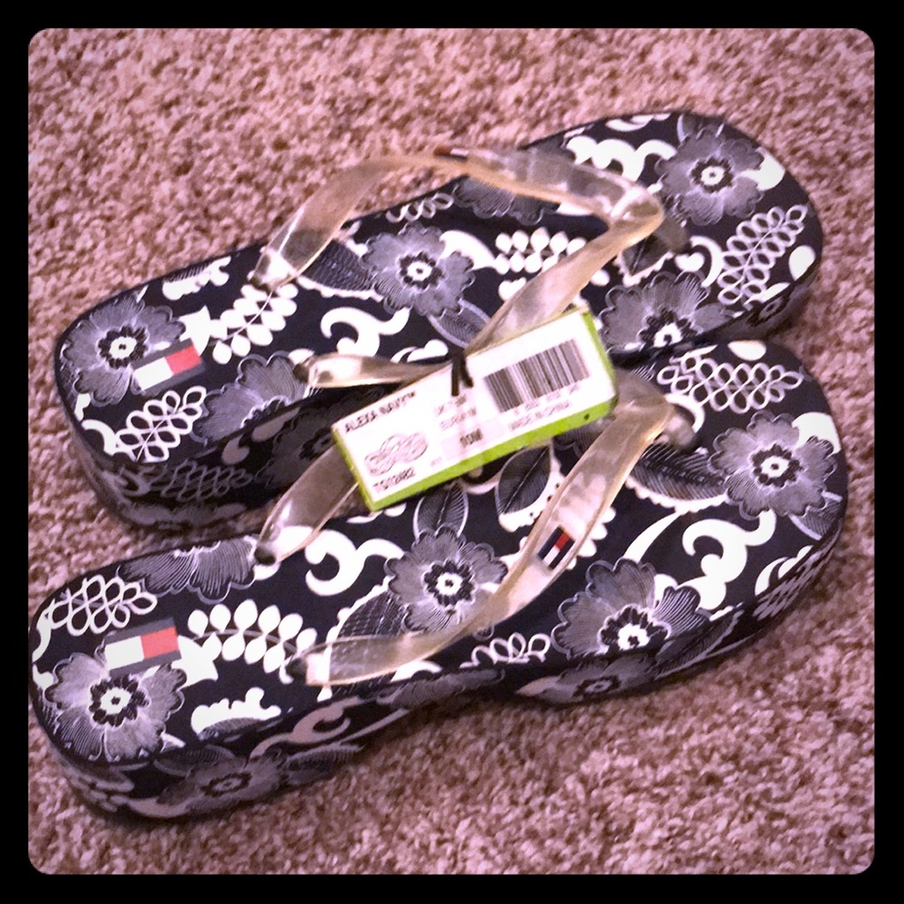 NWT Tommy Hilfiger Floral Flip Flops